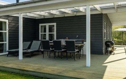 Matilde - 390M from the Sea: Toit, Maison, Domicile, Chalet, Siding, Biens, Allée, Batiments Jardin, Cour, Cabanon