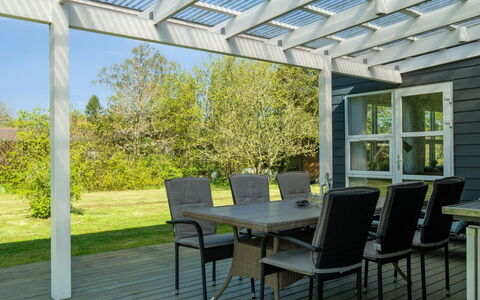 Matilde - 390M from the Sea: Toit, Maison, Domicile, Chalet, Siding, Biens, Allée, Batiments Jardin, Cour, Cabanon