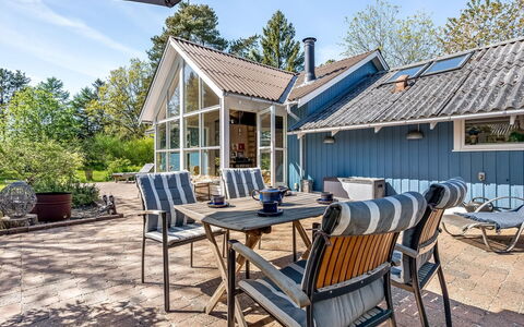 Akule - 6Km from the Sea: Domicile, Chalet, Toit, Maison, Arbuste, Siding, Porte, Biens, Porche, Ombre