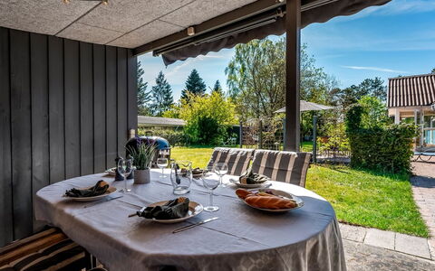 Akule - 6Km from the Sea: Meubles, Chaise, Table, Table Cuisine Et Salle A Manger, Ombre, Mobilier De Jardin, Tableau De Plein Air, Jardin, Arrière-Cour, Chalet