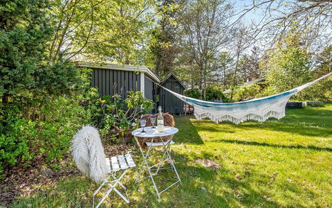Akule - 6Km from the Sea: Jardin, Lot Terre, Ombre, Arrière-Cour, Pelouse, Chaise, Cour, Chalet, Mobilier De Jardin