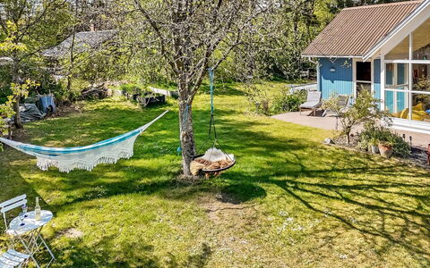 Akule - 6Km from the Sea: Arbuste, Jardin, Chalet, Pelouse, Couverture De Sol, Printemps, Arrière-Cour, Ombre, Cour