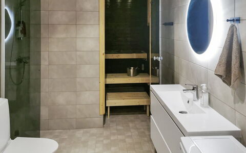 Villa Korpi: Salle De Bains, Sol, Design Intérieur, Sol, Luminaire Plomberie, Toilette, Lavabo, Siège De Toilette, Armoire De Toilette, Évier