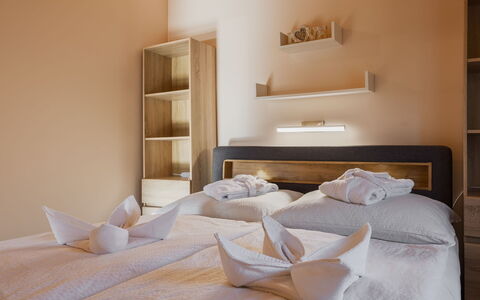 Hullám: Lit, Design Intérieur, Meubles, Chambre, Literie, Mur, Drap De Lit, Sol, Bois, Pièce