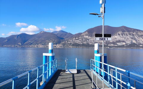 La Casetta sul Lago: Bleu, L'Eau, Plan D'Eau, Cotiers Et Relief Océaniques, Mer, Lac, Balustrade, Océan, Du Son, Clôture