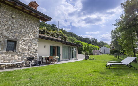 La Casetta sul Lago: Herbe, Paysage, Maison, Domicile, Lot Terre, Chalet, Zone Rurale, Station De Montagne, Chaîne De Montagnes, Ferme