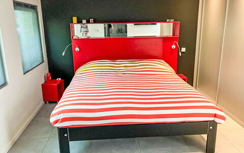 Villa Vrijheid: Meubles, Chambre, Lit, Drap De Lit, Sol, Literie, Sol, Cadre De Lit, Design Intérieur, Linge