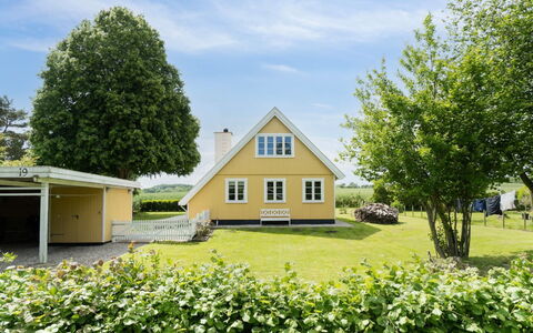Jelko - 375M from the Sea: Maison, Toit, Domicile, Chalet, Arbuste, Couverture De Sol, Biens, Ferme, Siding, Batiments Jardin