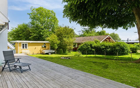 Jelko - 375M from the Sea: Maison, Toit, Domicile, Chalet, Arbuste, Couverture De Sol, Biens, Ferme, Siding, Batiments Jardin