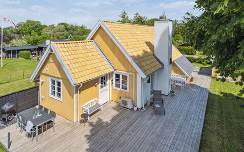 Jelko - 375M from the Sea: Maison, Toit, Domicile, Chalet, Arbuste, Couverture De Sol, Biens, Ferme, Siding, Batiments Jardin
