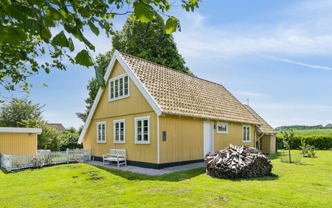 Jelko - 375M from the Sea: Maison, Toit, Domicile, Chalet, Arbuste, Couverture De Sol, Biens, Ferme, Siding, Batiments Jardin