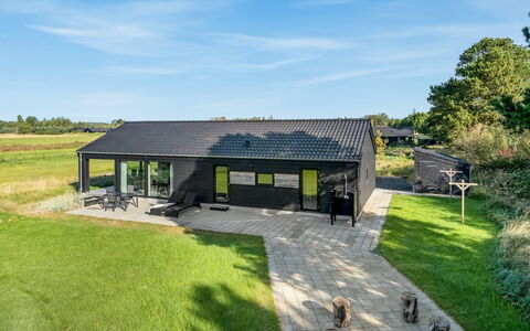 Elik - 500M from the Sea: Maison, Domicile, Porte, Toit, Chalet, Biens, Jardin, Ombre, Siding, Cour