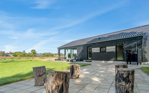 Elik - 500M from the Sea: Maison, Domicile, Porte, Toit, Chalet, Biens, Jardin, Ombre, Siding, Cour