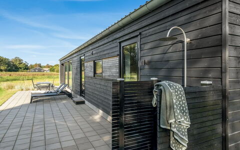 Elik - 500M from the Sea: Maison, Domicile, Porte, Toit, Chalet, Biens, Jardin, Ombre, Siding, Cour