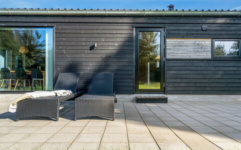 Elik - 500M from the Sea: Maison, Domicile, Porte, Toit, Chalet, Biens, Jardin, Ombre, Siding, Cour