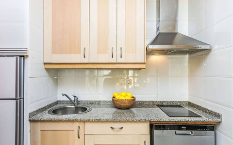 Anmar: Appareil De Cuisine, Cuisine, Comptoir, Principaux Appliance, Cabinetry, Sol, Design Intérieur, Bois, Meubles, Électroménager