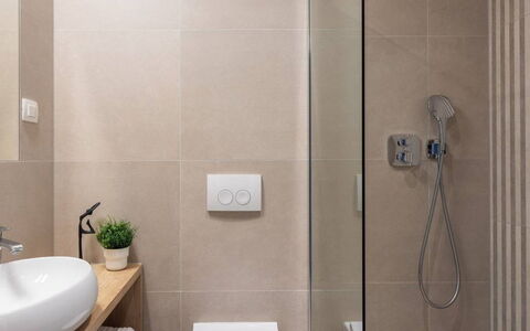 Zastup: Salle De Bains, Siège De Toilette, Toilette, Luminaire Plomberie, Sol, Design Intérieur, Mur, Sol, Évier, Lavabo