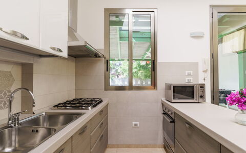 La Maison De Rosetta: Cuisine, Appareil De Cuisine, Comptoir, Principaux Appliance, Cabinetry, Sol, Bois, Design Intérieur, Électroménager, Evier