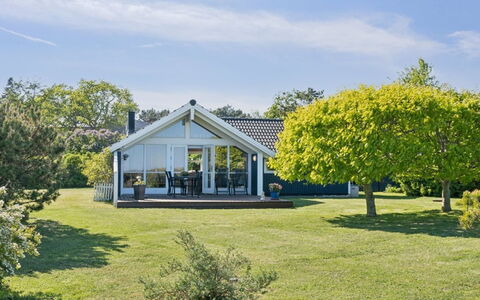 Sukie - 100M from the Sea: Domicile, Chalet, Toit, Biens, Ombre, Ferme, Pelouse, Aménagement Paysager, Jardin, Cour
