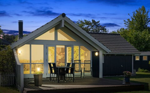 Sukie - 100M from the Sea: Domicile, Chalet, Toit, Biens, Ombre, Ferme, Pelouse, Aménagement Paysager, Jardin, Cour