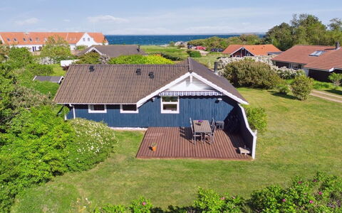 Sukie - 100M from the Sea: Végétation, Arbuste, Printemps, Chalet, Jardin, Ombre, Arrière-Cour, Cour, Chaise