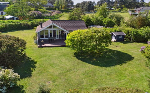 Sukie - 100M from the Sea: Végétation, Arbuste, Printemps, Chalet, Jardin, Ombre, Arrière-Cour, Cour, Chaise