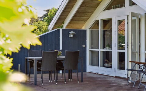 Sukie - 100M from the Sea: Végétation, Arbuste, Printemps, Chalet, Jardin, Ombre, Arrière-Cour, Cour, Chaise