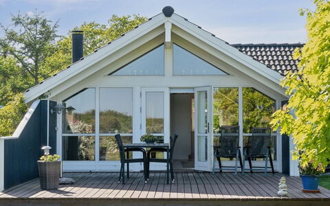Sukie - 100M from the Sea: Végétation, Arbuste, Printemps, Chalet, Jardin, Ombre, Arrière-Cour, Cour, Chaise