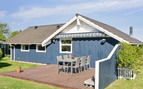 Sukie - 100M from the Sea: Végétation, Arbuste, Printemps, Chalet, Jardin, Ombre, Arrière-Cour, Cour, Chaise