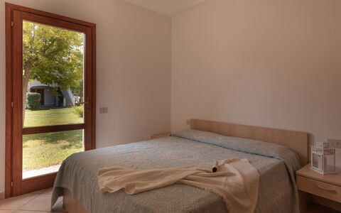 Budoni Homes Seaside, Ac And Bike: Design Intérieur, Lit, Mur, Chambre, Sol, Bois, Sol, Plafond, Pièce, Meubles