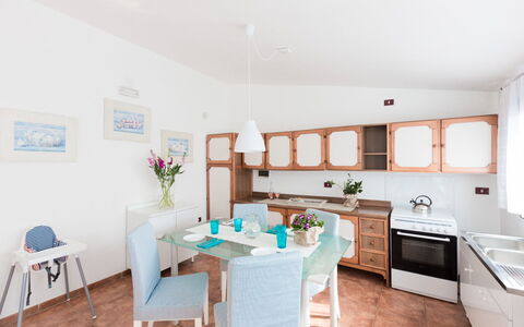Appartamento Lido Specchiolla: Meubles, Design Intérieur, Sol, Cuisine, Sol, Pièce, Table, Éclairage, Chaise, Domicile
