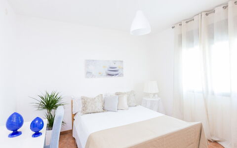 Appartamento Lido Specchiolla: Meubles, Lit, Design Intérieur, Chambre, Mur, Sol, Sol, Bois, Literie, Drap De Lit
