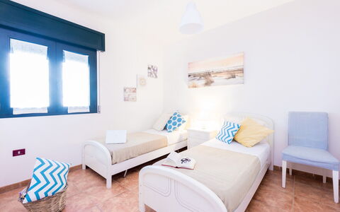 Appartamento Lido Specchiolla: Domicile, Appartement, Sol, Chambre, Lit, Hôtel, Literie, Plante D'Appartement, Drap De Lit, Cadre De Lit