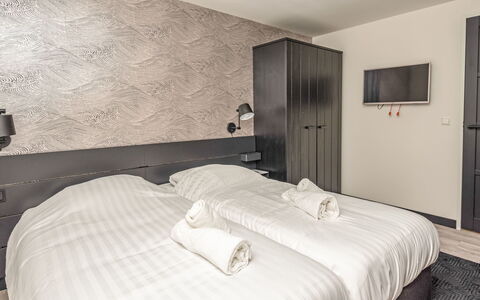 Renesse Bomont Sauna: Mur, Design Intérieur, Chambre, Sol, Sol, Lit, Literie, Plafond, Drap De Lit, Cadre De Lit