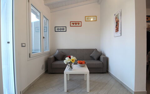 Villetta Elena, Ac, Wifi, Lido Degli Scacchi: Meubles, Design Intérieur, Sol, Canapé, Bois, Sol, Pièce, Salon, Appartement, Domicile