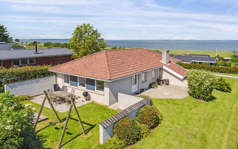 Matthias - 300M from the Sea: Bleu, Arbuste, Chalet, Couverture De Sol, Jardin, Biens, Ombre, Aménagement Paysager, Ferme, Eco Hôtel