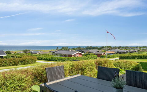 Matthias - 300M from the Sea: Bleu, Arbuste, Chalet, Couverture De Sol, Jardin, Biens, Ombre, Aménagement Paysager, Ferme, Eco Hôtel