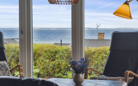 Matthias - 300M from the Sea: Bleu, Arbuste, Chalet, Couverture De Sol, Jardin, Biens, Ombre, Aménagement Paysager, Ferme, Eco Hôtel