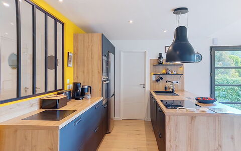 Ty'Vonne: Meubles, Cuisine, Design Intérieur, Comptoir, Sol, Cabinetry, Bois, Appareil De Cuisine, Luminaire, Sol