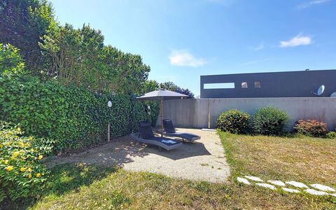 Villa de la Paix: Arbuste, Jardin, Lot Terre, Aménagement Paysager, Ombre, Biens, Cour, Pelouse, Allée, Haie