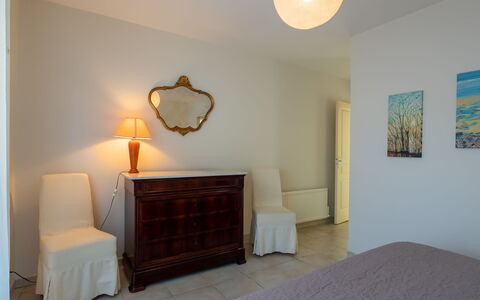 Villa de la Paix: Meubles, Design Intérieur, Lit, Mur, Chambre, Sol, Sol, Bois, Pièce, Plafond