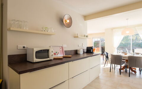 Villa de la Paix: Meubles, Design Intérieur, Comptoir, Cuisine, Sol, Cabinetry, Appareil De Cuisine, Bois, Plafond, Sol