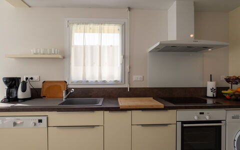 Villa de la Paix: Appareil De Cuisine, Cuisine, Comptoir, Principaux Appliance, Meubles, Design Intérieur, Cabinetry, Cuisinière, Bois, Evier