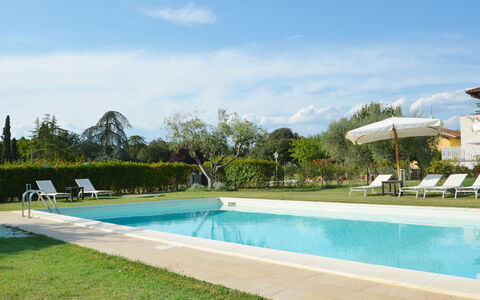 Villa Yvonne: Piscine, Recours, Mobilier De Jardin, Jardin, Pelouse, Ombre, Hacienda, Aménagement Paysager, Biens, Eco Hôtel