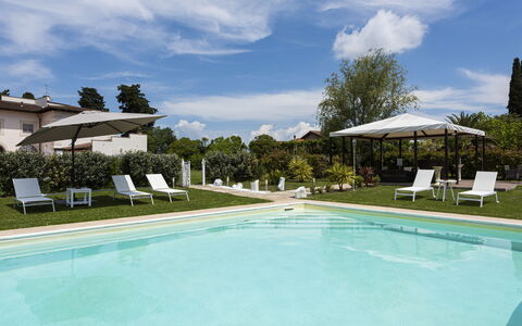 Villa Yvonne: Piscine, Jardin, Biens, Pelouse, Hacienda, Recours, Aménagement Paysager, Villa, Cour, Cour