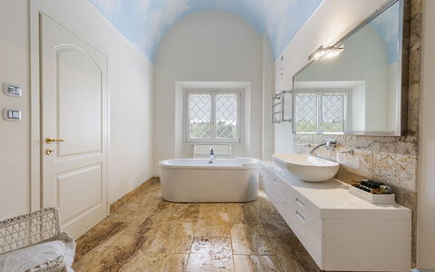 Villa Yvonne: Sol, Mur, Sol, Design Intérieur, Plafond, Luminaire Plomberie, Salle De Bains, Éclairage, Tuile