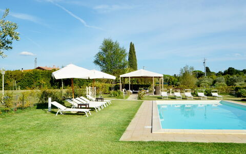 Villa Yvonne: Piscine, Recours, Mobilier De Jardin, Balancelle, Jardin, Eco Hôtel, Parapluie, Aménagement Paysager, Ombre, Thermes