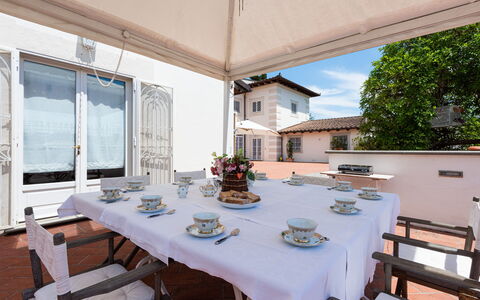 Villa Yvonne: Domicile, Meubles, Porte, Chaise, Balcon, Plante D'Appartement, Table Cuisine Et Salle A Manger, Pot De Fleur, Villa, Structure En Plein Air