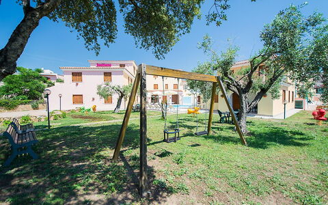 Violet Residence In Orosei: Zone Résidentielle, Établissements Humains, Pelouse, Biens, Cour, Hacienda, Jardin, Ombre, Arrière-Cour, Aménagement Paysager