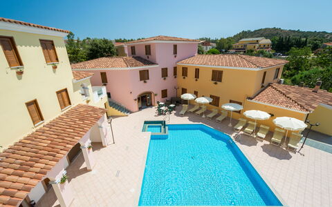 Violet Residence In Orosei: Piscine, Recours, Établissements Humains, Mobilier De Jardin, Hôtel, Biens, Villa, Hacienda, Ville Resort, Thermes